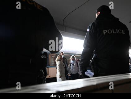 Prag, Tschechische Republik. 28.. Februar 2022. Ukrainische Flüchtlinge kamen am 28. Februar 2022 am Bahnhof Praha-Smichov in Prag, Tschechische Republik, an. Kredit: Michal Krumphanzl/CTK Foto/Alamy Live Nachrichten Stockfoto