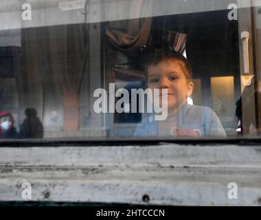 Prag, Tschechische Republik. 28.. Februar 2022. Ukrainische Flüchtlinge kamen am 28. Februar 2022 am Bahnhof Praha-Smichov in Prag, Tschechische Republik, an. Kredit: Michal Krumphanzl/CTK Foto/Alamy Live Nachrichten Stockfoto