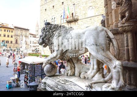 Statue des Marzocco Lion auf der Piazza della Signoria vor dem Palazzo Vecchio in Florenz, Italien Stockfoto