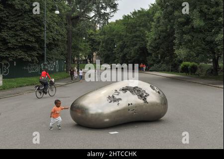 Turin, Italien - 2011. Juni: Touching the Time, Kan Yasudas Ausstellung im Valentino Park. Stockfoto