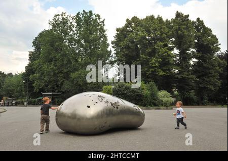 Turin, Italien - 2011. Juni: Touching the Time, Kan Yasudas Ausstellung im Valentino Park. Stockfoto