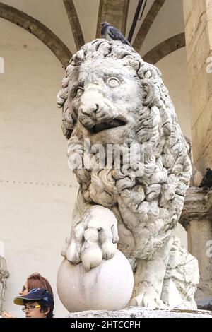 Statue des Marzocco Lion auf der Piazza della Signoria vor dem Palazzo Vecchio in Florenz, Italien Stockfoto