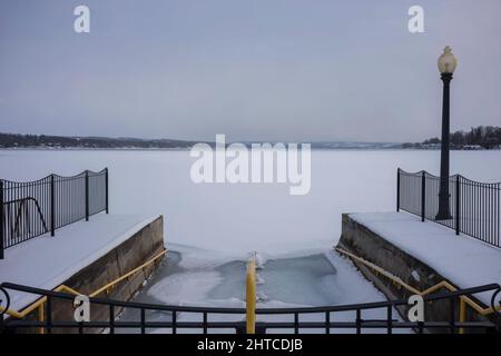 Die Eingangstreppe, die zum Schwimmbereich des Skaneateles-Sees führt, ist in den Wintermonaten geschlossen, da das Wasser gefroren ist. Stockfoto