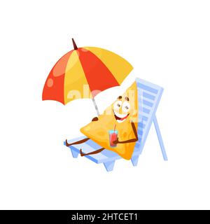 Mexikanische glücklich Cartoon lustige Lebensmittel Nachos liegen auf Chaiselongue unter einem Schirm mit Cocktail in den Händen. Vector Sommer Strand Aktivität, Sonnenbaden Fastfood Charakter, Fast-Food-Dreieck nachos emoticon Stock Vektor