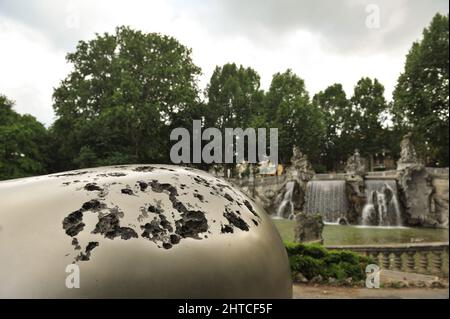 Turin, Italien - 2011. Juni: Touching the Time, Kan Yasudas Ausstellung im Valentino Park. Stockfoto