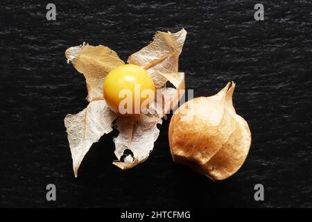 Aufnahme von zwei Physalis, eine offen und eine geschlossen für den Hintergrund der Nahrung Stockfoto