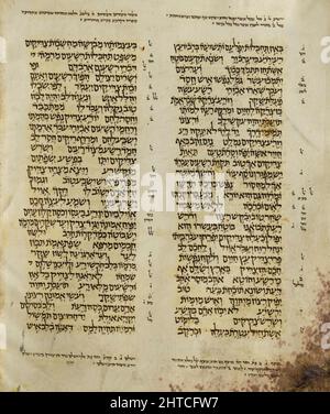 Eine Seite aus dem Aleppo Codex. Der Aleppo Codex (Krone von Aleppo) ist ein mittelalterlich gebundenes Manuskript der hebräischen Bibel. Der Codex wurde im 10.. Jahrhundert n. Chr. (um 920) in der Stadt Tiberias unter der Herrschaft des abbasidischen Kalifats geschrieben und wurde wegen seiner Genauigkeit von Maimonides bestätigt. Zusammen mit dem Leningrader Codex enthält er die Ben-Asher-masoretische Tradition. Der Kodex wurde fünf Jahrhunderte lang in der Zentralsynagoge von Aleppo aufbewahrt, bis die Synagoge während der antijüdischen Unruhen im Jahr 1947 in Fackelwale gebracht wurde. Das Schicksal des Codex während der folgenden zehn Jahre ist unklar: Als er in Israele wieder auftauchte Stockfoto