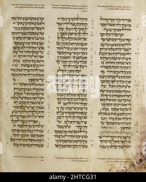 Eine Seite aus dem Aleppo Codex. Der Aleppo Codex (Krone von Aleppo) ist ein mittelalterlich gebundenes Manuskript der hebräischen Bibel. Der Codex wurde im 10.. Jahrhundert n. Chr. (um 920) in der Stadt Tiberias unter der Herrschaft des abbasidischen Kalifats geschrieben und wurde wegen seiner Genauigkeit von Maimonides bestätigt. Zusammen mit dem Leningrader Codex enthält er die Ben-Asher-masoretische Tradition. Der Kodex wurde fünf Jahrhunderte lang in der Zentralsynagoge von Aleppo aufbewahrt, bis die Synagoge während der antijüdischen Unruhen im Jahr 1947 in Fackelwale gebracht wurde. Das Schicksal des Codex während der folgenden zehn Jahre ist unklar: Als er in Israele wieder auftauchte Stockfoto