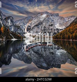 Pragser See, Italien - erstaunlicher Herbstaufgang am Pragser See in den italienischen Dolomiten bei Südtirol mit Holzbooten und Seekofel Mou Stockfoto