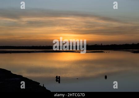 RSPB Pagham Harbour Local Nature Reserve, Dämmerung, Dämmerung, Sonnenuntergang von der Ostküste, Winter, Januar Stockfoto