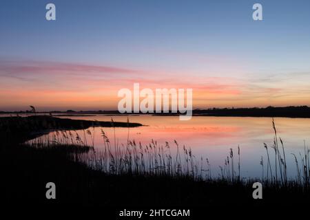 RSPB Pagham Harbour Local Nature Reserve, Dämmerung, Dämmerung, Sonnenuntergang von der Ostküste, Winter, Januar Stockfoto