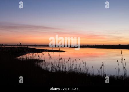 RSPB Pagham Harbour Local Nature Reserve, Dämmerung, Dämmerung, Sonnenuntergang von der Ostküste, Winter, Januar Stockfoto