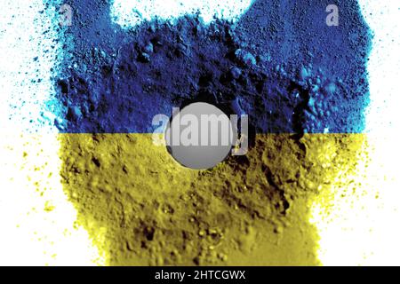 Bullet Hole mit den Farben der ukraine auf IT-Konzept Stockfoto