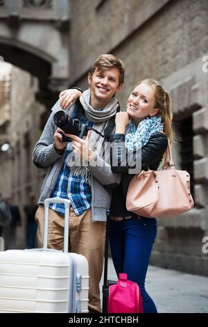 Paar Besichtigungen und Fotos machen Stockfoto