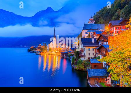 Hallstatt, Österreich. Bergdorf in den österreichischen Alpen bei Nacht. Stockfoto