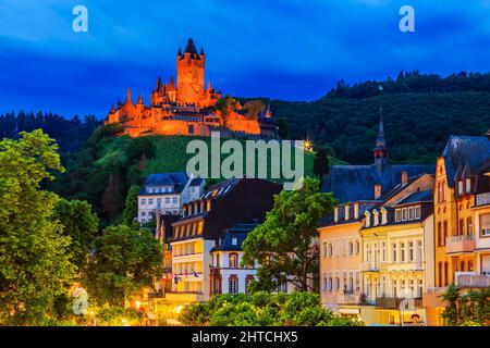 Cochem, Deutschland. Altstadt und die Burg Cochem (Reichsburg). Stockfoto