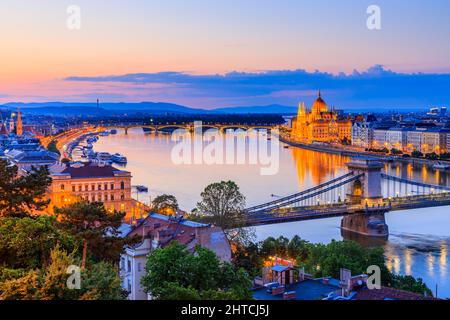 Budapest, Ungarn. Panoramablick auf die Kettenbrücke und das Parlament an der Donau. Stockfoto