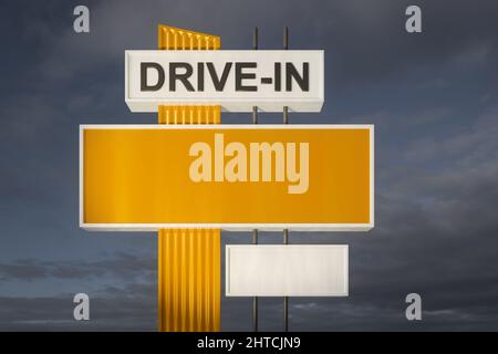 3D Illustration eines Retro-Drive-in-Schildes mit orangefarbenem Kopierraum vor dem stürmischen Himmel Stockfoto