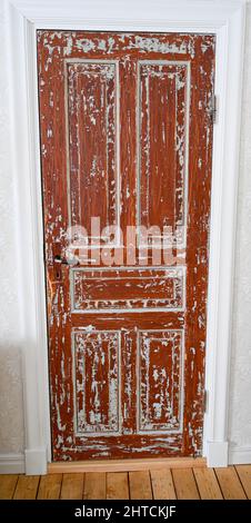 Alte braune Tür im schwedischen Wohnzimmer Stockfoto