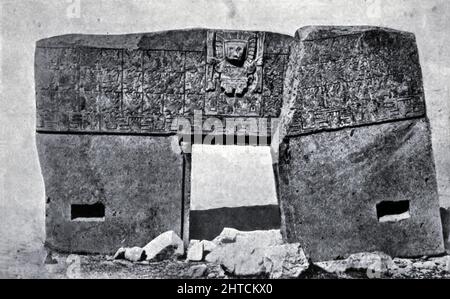 Das Tor zu Tiahuanaco (Tiwanaku) wurde aus einem einzigen Steinblock geschnitzt Tiwanaku (spanisch: Tiahuanaco oder Tiahuanacu) ist eine präkolumbianische archäologische Stätte im Westen Boliviens in der Nähe des Titicacasees, etwa 70 Kilometer von La Paz entfernt und eine der größten Stätten Südamerikas. Die Überreste der Oberfläche erstrecken sich derzeit über eine Fläche von rund 4 Quadratkilometern und umfassen verzierte Keramik, monumentale Strukturen und megalithische Blöcke. Die Bevölkerung der Website erreichte mit 10.000 bis 20.000 Personen vermutlich ihren Höhepunkt um 800 n. Chr. aus dem Buch „Myths and Legends Mexico and Peru“ von Lewis Spence, Publisher Boston: David D. Nicke Stockfoto