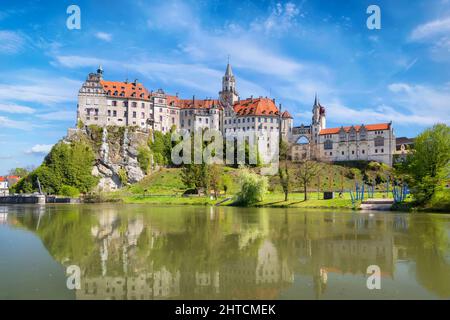 Schloss Sigmaringen liegt am Ufer der Donau in Baden-Württemberg, Deutschland Stockfoto