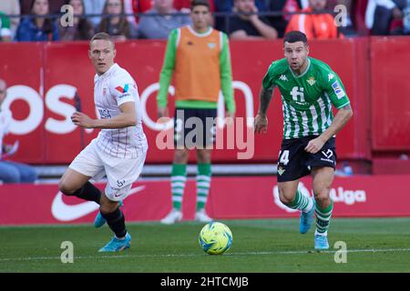 Ludwig Augustinsson vom FC Sevilla und Aitor Ruibal von Real Betis während des spanischen Fußballspiels La Liga zwischen dem FC Sevilla und Real Betis am 27. Februar 2022 im Stadion Ramon Sanchez-Pizjuan in Sevilla, Spanien - Foto: Joaquin Corchero/DPPI/LiveMedia Stockfoto