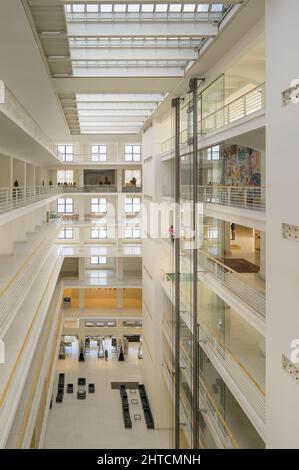 Prag, Tschechische Republik - 27. Februar 2022: Innenraum der berühmten Prager Nationalgalerie Stockfoto