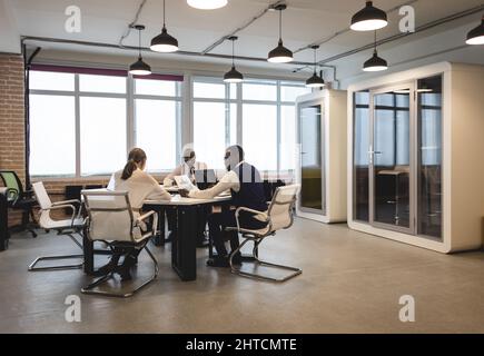 Geschäftstreffen der Geschäftspartner im Büro im Tagungsraum. Silhouette unpersönliche Fotografie Stockfoto