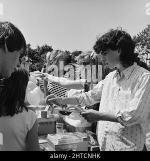 Laing Sports Ground, Rowley Lane, Elstree, Barnett, London, 21/06/1986. Schauspieler des BBC-Schuldramas Grange Hill gaben beim Familientag 1986 auf dem Laing's Sports Ground Preise an Teilnehmer der Kinderrennen. Über 2500 Menschen nahmen am Familientag Teil und erzogen über &#XA3;700 für die diesjährige wohltätige Organisation der British Heart Foundation. Zu den Attraktionen gehören Gastauftritte der Darsteller der Fernsehsendung Grange Hill, eine Hüpfburg, Eselreiten, Punch- und Judy-Shows, Pierre the Clown, Kinderrennen, mit verbundenen Augen Stunt Driving und Golf sowie Fußball mit sechs Fußballspielern Stockfoto