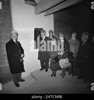 Queensgate Centre, Peterborough, Cambridgeshire, 16/01/1981. Sir Maurice Laing, Sir Christopher Higgins, Chairman der Peterborough Development Corporation, und andere Gäste stellten sich während der Enthüllungszeremonie neben den Grundstein für das Queensgate Shopping Center. Der Auftrag für das Queensgate Center im Herzen von Peterborough wurde 1975 an Laing vergeben. Verschiedene Planungsanfragen und Designänderungen verzögerten den Beginn der Arbeiten, doch die Einweihungsfeier fand schließlich im April 1978 statt. Das mehrstufige Einkaufszentrum wurde mit einem großen Parkplatz und einem neuen gestaltet Stockfoto
