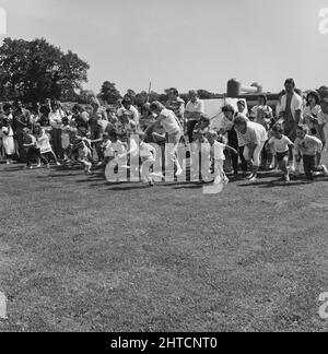 Laing Sports Ground, Rowley Lane, Elstree, Barnett, London, 21/06/1986. Der Start eines der Kinderrennen beim Familientag 1986 auf dem Laing's Sports Ground. Über 2500 Menschen nahmen am Familientag Teil und erzogen über &#XA3;700 für die diesjährige wohltätige Organisation der British Heart Foundation. Zu den Attraktionen gehören Gastauftritte der Darsteller der Fernsehsendung Grange Hill, eine Hüpfburg, Eselreiten, Punch- und Judy-Shows, Pierre the Clown, Kinderrennen, mit verbundenen Augen Stunt Driving und Golf sowie Fußballturniere mit sechs Spielern. Stockfoto