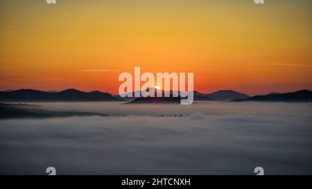 Sonnenaufgang über dem Meer der Wolken Stockfoto