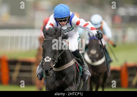 Datei-Foto vom 08-04-2021 von Monmiral mit Harry Cobden läuft klar, um die Doom Bar Anniversary 4-Y-O Juvenile Hürde zu gewinnen. Paul Nicholls ist selten „begeistert“, wenn er in jedem Rennen den vierten Platz belegte, ganz zu vergessen ein wertvoller Hürdenlauf der zweiten Klasse. Doch der 12-fache Champion-Trainer freute sich, eine Ausnahme über Monmiral zu machen, der am Sonntag zum ersten Mal nach einer Verletzung bei der kämpfenden fünften Hürde auf seinem saisonalen Bogen in Newcastle im November wieder zum Einsatz kam. Ausgabedatum: Montag, 28. Februar 2022. Stockfoto