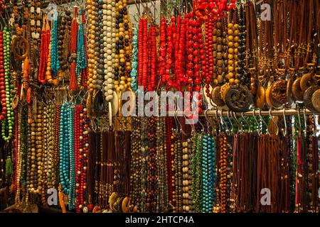 Perlenketten und Anhänger aus Halbedelsteinen zum Verkauf in Cat Street Markets (Upper Lascar Row), Sheung Wan, Hong Kong Island, 2007 Stockfoto