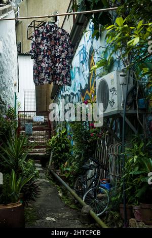 Trocknen von Wäsche, Topfpflanzen und Klimaanlage in einer Gasse in Stanley, Hong Kong Island, 2007 Stockfoto