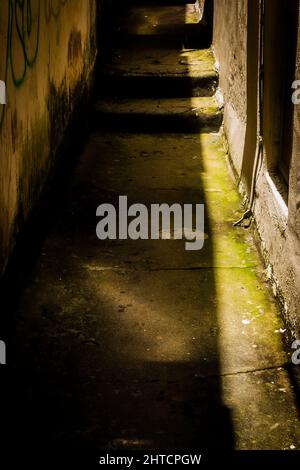 Sonnenlicht und Schatten in einer Gasse in Stanley, Hong Kong Island, 2007 Stockfoto