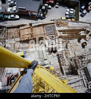 South Norwood Police Station, Oliver Grove, South Norwood, Croydon, London, 04/06/1987. Eine erhöhte Ansicht der Baustelle der South Norwood Police Station aus der Perspektive eines Mannes, der auf einem Turmkran steht. Laing&#X2019;s Southern Region erhielt einen &#XA3;3,8m Vertrag von der Metropolitan Police für den Bau einer divisionalen Polizeiwache in South Norwood. Auf dem 2100 Quadratmeter großen Gelände begannen die Arbeiten im Jahr 1986. Die Struktur bestand aus einem Gebäude mit Stahlbetonrahmen und einem Keller aus Stahlbeton mit Ziegelverkleidung, Dienstleistungen und Außenarbeiten. Stockfoto