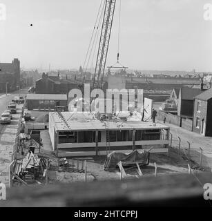 St Mary's Estate, Oldham, 01/09/1964. Ein Blick auf Betonfertigteile, die während des Baus von 12M Jespersen-Musterwohnungen in Oldham installiert werden. Diese vier auf dem Foto gezeigten Prototyp-Wohnungen wurden mit dem 12M erbauten Jespersen-Bausystem gebaut und waren die ersten, die von Laing für den County Borough of Oldham in Großbritannien errichtet wurden. Sie waren nicht weit vom zukünftigen Marien-Anwesen entfernt, auf dem 500 Wohnungen gebaut werden sollten, bestehend aus flachen Wohnungen und modernen Reihenhäusern, die die früheren Slums, die das Gebiet besetzt hatten, ersetzen sollten. Die 12M Jespersen Wohnungen auf dem h Stockfoto