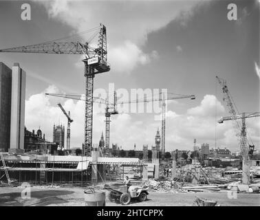 St Thomas' Hospital, Lambeth Palace Road, Lambeth, London, 31/07/1970. Krane im St. Thomas' Hospital während des Baus neuer Blöcke. Die Arbeiten an Phase II eines Wiederaufbauprojekts am St. Thomas' Hospital wurden von Laing durchgeführt und begannen Anfang 1969. Phase I wurde 1966 von Sir Robert McAlpine und Sons abgeschlossen. Die zweite Phase umfasste einen neuen Stationsblock, Operationssuiten, eine ambulante Abteilung, ein Forschungsinstitut, ein Pfleheim und eine Krankenschwestern-Ausbildungsschule. Der Beginn der dritten Phase des Projekts war für 1975 geplant. Stockfoto