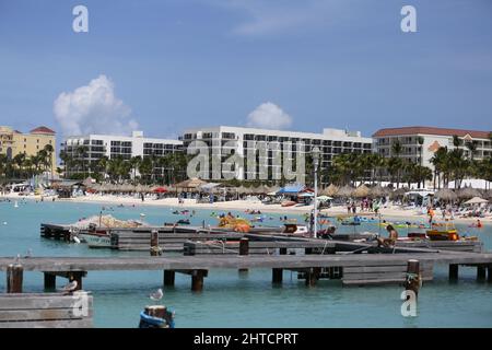 Blick auf den Aruba Dock am Strand an einem sonnigen Morgen Stockfoto