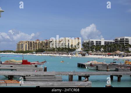 Ein Blick auf den Aruba Dock am Strand an einem sonnigen Morgen Stockfoto