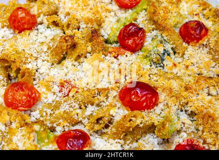 Pesto Lachs Pasta backen Stockfoto
