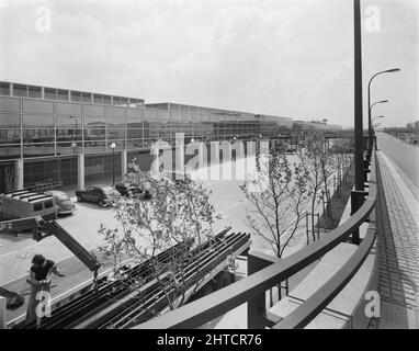 The Shopping Centre, Silbury Boulevard, Milton Keynes, Buckinghamshire, 06/06/1979. Blick auf die Nordfassade des Einkaufszentrums Milton Keynes. Blick auf den Silbury Boulevard von der Kreuzung mit Secklow Gate und zeigt die gegenüberliegenden Gebäude, die sich in den Fenstern spiegeln. Stockfoto