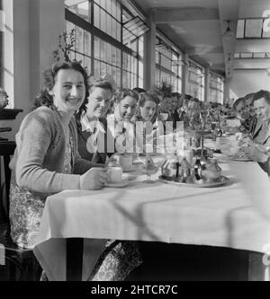 The Spa, Bridlington, East Riding of Yorkshire, 19/06/1948. Eine Gruppe von Leuten, die an einem langen Tisch im Spa Cafe zu Mittag essen, während eines Tagestour von Laing-Mitarbeitern nach Bridlington. Dieser Tagesausflug war für Verträge in der Nordwestregion, einschließlich derer in Darlington, Doncaster, Bolton on Dearne, Stubbs Wood, Huddersfield und Wigfield. Auch W. K. Laing nahm an dem Ausflug Teil. Stockfoto