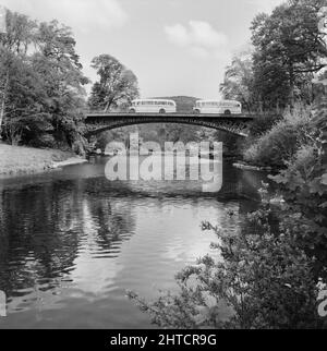 Waterloo Bridge, Betws Y Coed, Wales, 15/05/1954. Zwei Reisebusse überqueren die Waterloo-Brücke während einer Laing-Reise nach Llandudno. Im Jahr 1947, nach einer siebenjährigen Pause, hatte Laing seine „Ausflüge in die Umgebung“ für Mitarbeiter und ihre Familien wiederbelebt, wobei die Reisen im Mai und Juni stattfinden. Im Jahr 1954 waren sieben Ausflüge geplant, die über fünf Wochen im Mai und Juni stattfinden sollen. Diese Reise war für Mitarbeiter und ihre Familien aus Nordwales und Nordwestengland. Stockfoto