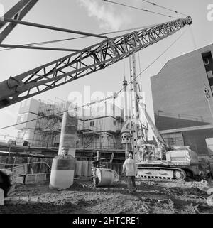 Vintners Place, Upper Thames Street, Queenhithe, London, 17/01/1990. Ein Baggerkran und ein Pfahlbohrgerät sind auf der Baustelle des Winzers im Einsatz. Laing unternahm den £79m Managementvertrag für den Bau einer 37.000sqm hochwertigen Büroentwicklung bei Winzern Place zwischen März 1989 und Dezember 1992. Die Arbeiten vor Ort begannen im Juni 1989 mit dem Abriss von 10 Gebäuden, darunter das Vintry House und Kennet Wharf am Flussufer. Die denkmalgeschützte fa çade des Thames House entlang des Queen Street Place wurde erhalten und in die Entwicklung integriert. Das Projekt war die Fi Stockfoto