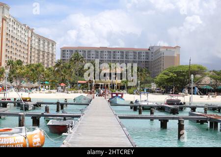 Blick auf den Aruba Dock am Strand an einem sonnigen Morgen Stockfoto