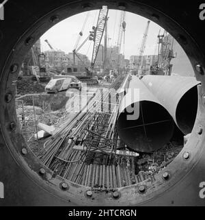 Vintners Place, Upper Thames Street, Queenhithe, London, 30/08/1990. Ein Blick auf die Winzer platziert die Baustelle von der Innenseite eines Stahlstapelgehäuses. Laing unternahm den &#XA3;79m Managementvertrag für den Bau einer 37.000sqm hochwertigen Büroentwicklung bei Winzern Place zwischen März 1989 und Dezember 1992. Die Arbeiten vor Ort begannen im Juni 1989 mit dem Abriss von 10 Gebäuden, darunter das Vintry House und Kennet Wharf am Flussufer. Die denkmalgeschützte fa &#XE7;ade des Thames House entlang des Queen Street Place wurde erhalten und in die Entwicklung integriert. Das Projekt war das Stockfoto