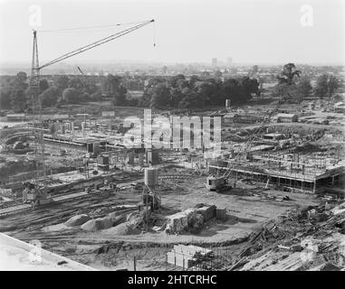 Walsgrave Hospital, Clifford Bridge Road, Walsgrave on Sowe, Coventry, West Midlands, 23/09/1965. Eine erhöhte Ansicht des Aufbaus des kreuzförmigen Hauptblocks des Walsgrave Hospital, Coventry, mit Blick nach Nordwesten. Die Phase 2 des Walsgrave-Projekts begann 1965 und überschneidet sich mit der Phase 1. Sie bestand aus dem Hauptblock des Krankenhauses, dem Nurses' Home, dem Sisters' Home und den Bungalows der Matrons. Stockfoto