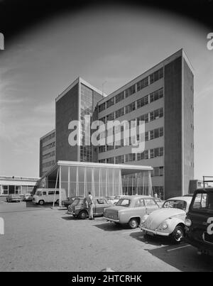 Walsgrave Hospital, Clifford Bridge Road, Walsgrave on Sowe, Coventry, West Midlands, 01/07/1969. Das Äußere des Mutterschaftsblocks am Walsgrave Hospital, Coventry, zeigt den Haupteingang und das Krankenwagendach. Dieses Foto erscheint in der Oktober 1969-Ausgabe von Team Spirit, dem Laing-Unternehmensnewsletter. Stockfoto